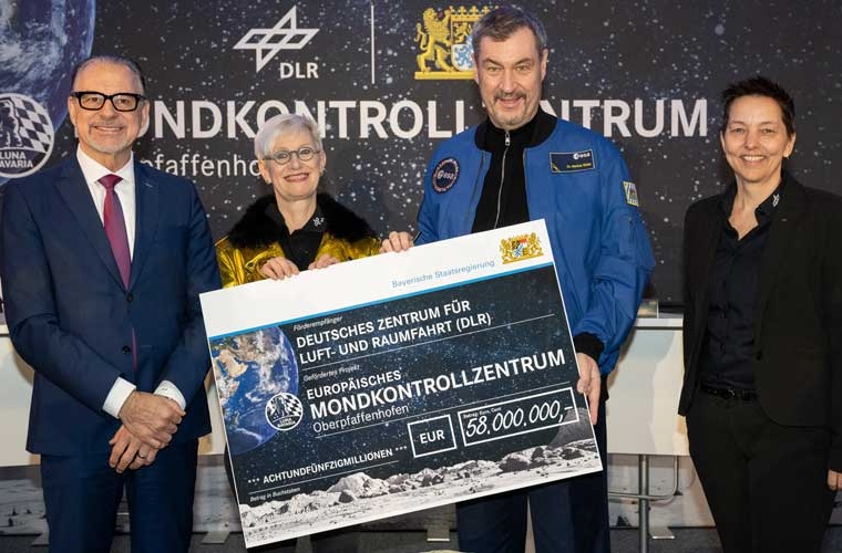 Übergabe des Förderbescheids am DLR-Standort Oberpfaffenhofen
Von links: Josef Aschbacher, ESA-Generaldirektor, Prof. Dr.-Ing. Anke Kaysser-Pyzalla, Vorstandsvorsitzende des DLR, Dr. Markus Söder, Bayerischer Ministerpräsident, sowie Dr. Anke Pagels-Kerp, DLR-Bereichsvorständin Raumfahrt
Bild: 1/3, Credit: DLR (CC BY-NC-ND 3.0)
