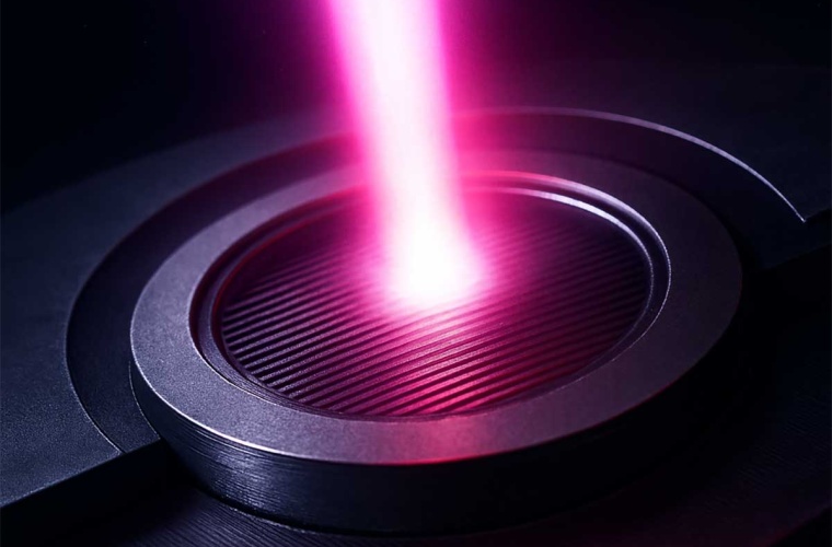 Der kompakte Halbleiterlaser erzeugt einen gerichteten Lichtstrahl mit einem exakt auf die jeweilige Anwendung abgestimmten Strahlprofil.