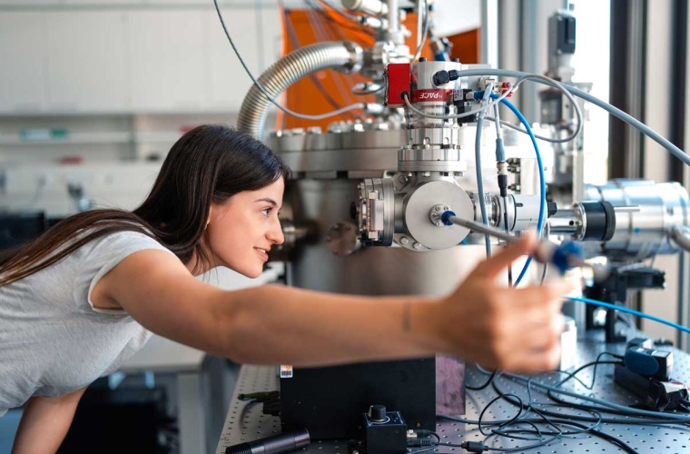 Stickstoff-Dotierung mittels Ionenimplantation macht aus handelsüblichen Diamanten Quantensensoren.