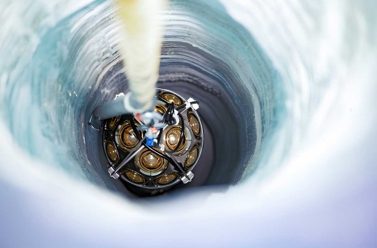 Blick in das Loch eines Sensoren-Strings während der Bereitstellung eines mDOM.

Quelle: Yuya Makino

Copyright: IceCube NSF