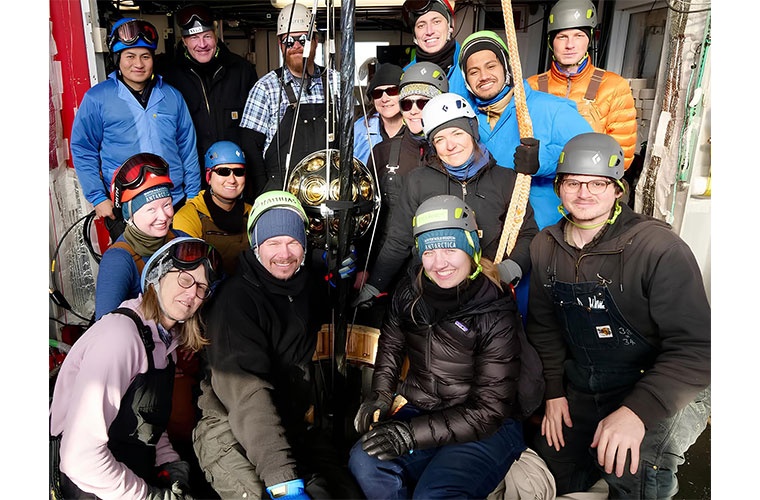 Ein Teil des Upgrade-Teams während der Installation eines mDOM (darunter Matthias Schust, DESY).

Quelle: Colton Hill

Copyright: IceCube NSF