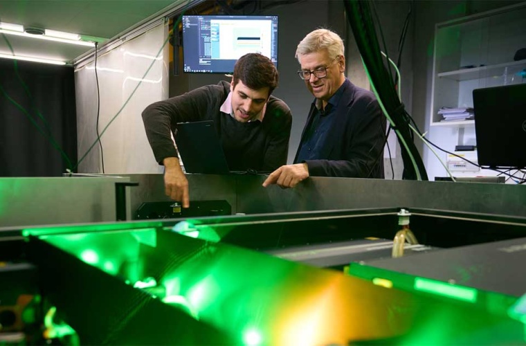 LMU-Physiker Jochen Feldmann (rechts) und sein Doktorand Matthias Kestler im Laserlabor für Kurzzeit-Spektroskopie am Nano-Institut München