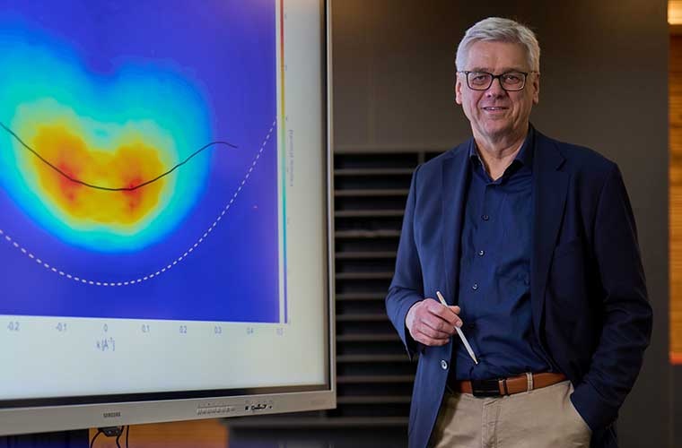 Auf dem Bildschirm neben Jochen Feldmann ist die gemessene Verteilung der Elektronen zum Zeitpunkt Null zu sehen.