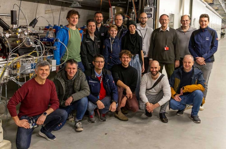 Das Team vor dem X-Ray Free Electron Laser Oscillator (XFELO) im SASE1-Tunnel von European XFEL.
