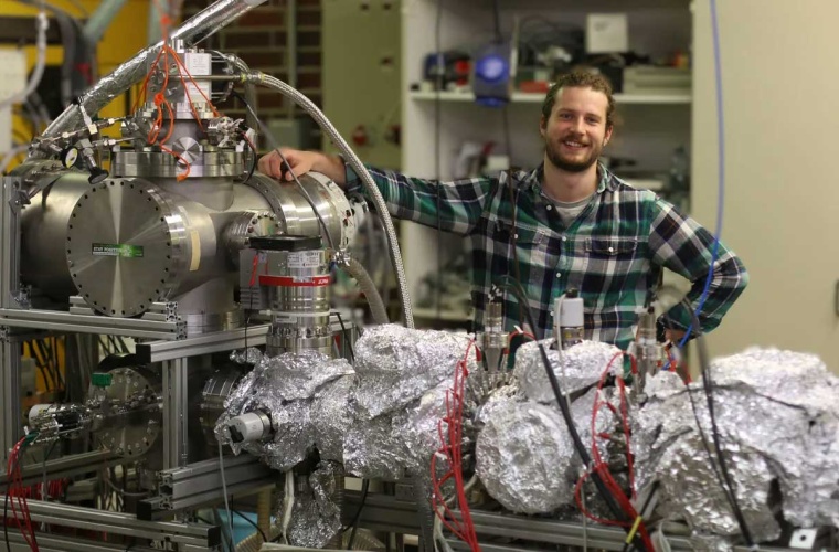 Matthias Veternik, PhD-Student und Erstautor der Studie, mit dem Versuchsaufbau.