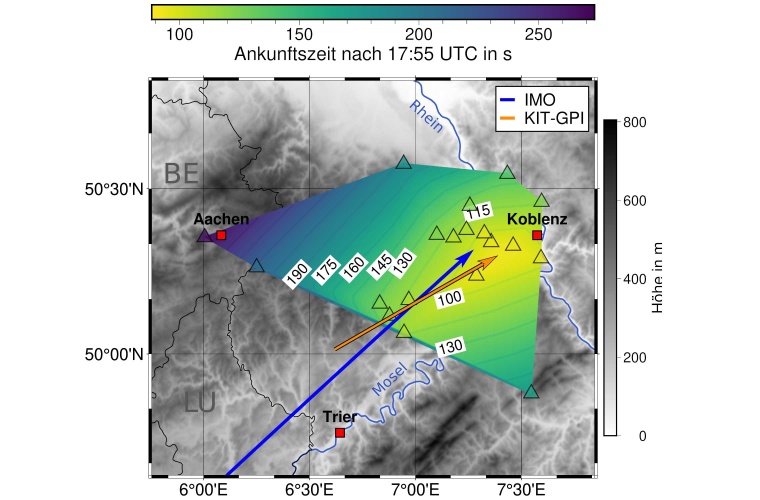 Kartenansicht der seismischen Messstationen (farbige Dreiecke) und der berechneten Flugbahnen der IMO (blau) und des KIT-GPIs (orange)