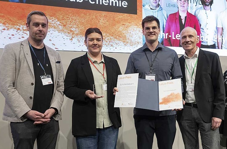 Vanessa Seremet (2.v.l.) und Kay Burger (3.v.l.) vom Lehr-Lern-Labor Physik der PHKA nahmen in Osnabrück den 1. Preis entgegen.