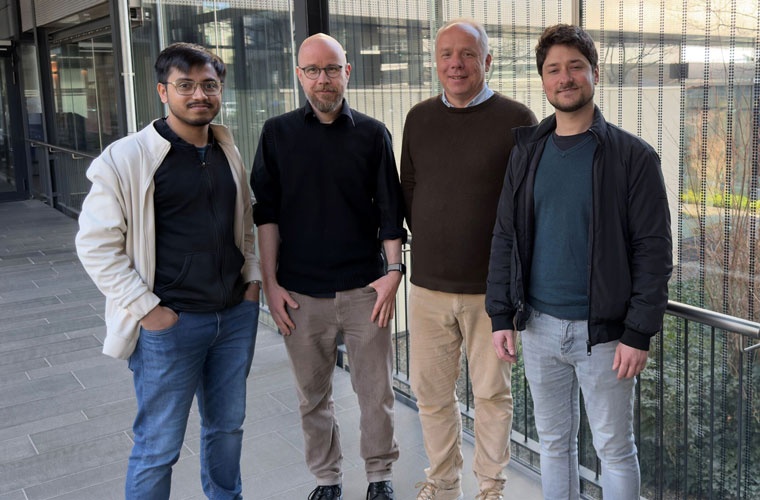 Das Forschungsteam mit Dr. Diptabrata Paul (Universität Leipzig), Dr. Nico Scherf (Max-Planck-Institut für Kognitions- und Neurowissenschaften), Prof. Dr. Frank Cichos (Universität Leipzig) und Nikola Milosevic (Max-Planck-Institut für Kognitions- und Neurowissenschaften) (von links), Foto: Universität Leipzig
