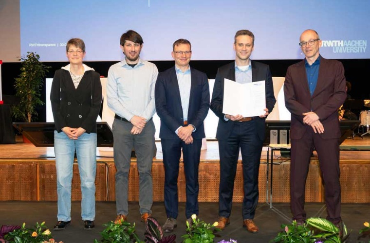 Joost-Pieter Katoen (r.), Prorektor für Lehre, überreichte dem Entwicklerteam von Phyphox, Professorin Heidrun Heinke, Dr. Dominik Dorsel, Professor Christoph Stampfer, Dr. Sebastian Staacks (v. l.) die Urkunde.