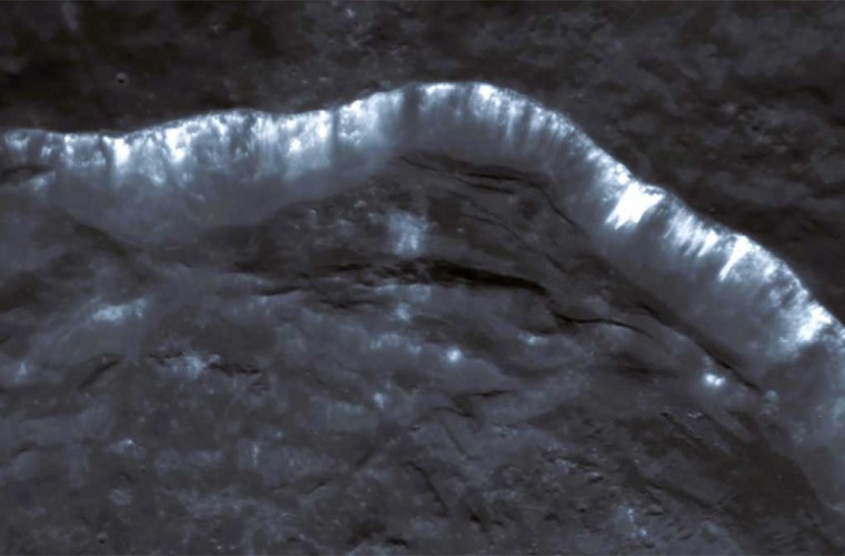 Diese MESSENGER-Aufnahme vom 10. April 2014 lässt Lineae auf den Hängen eines Kraters auf dem Merkur erkennen und helle Vertiefungen, aus denen die Streifen hervortreten.