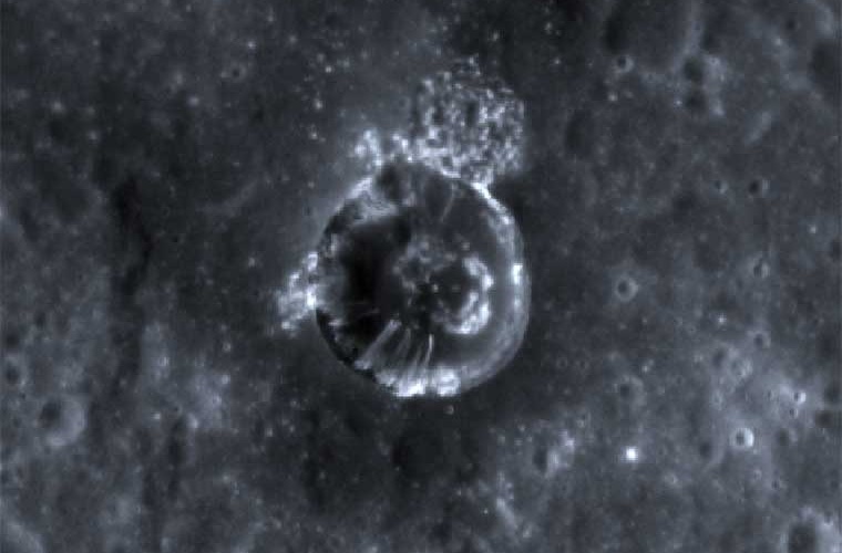 Diese MESSENGER-Aufnahme vom 1. August 2012 lässt Lineae auf den Hängen eines Kraters auf dem Merkur erkennen und helle Vertiefungen, aus denen die Streifen hervortreten.