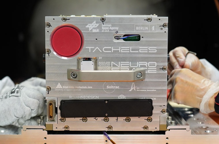 Kleinsatellit Tacheles bei der Fertigung im Reinraum