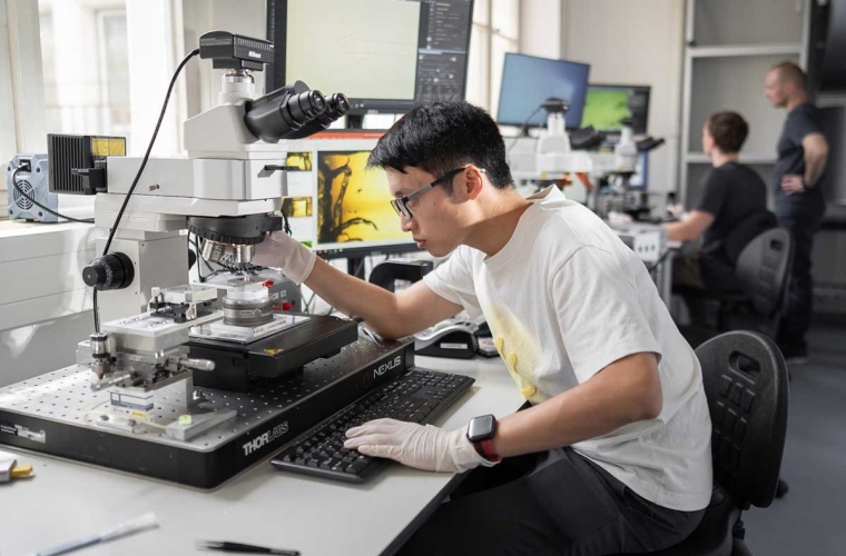 Im Labor von Dmitri Efetov bereitet sein Mitarbeiter Jiazhuo Li Proben für das neu entwickelte Quantum Twisting Mikroskop (QTM) vor.
© Hohmann / MCQST