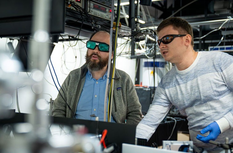 ISTA-Physiker erklären die außergewöhnliche Energieausbeute von Perowskiten. Von links nach rechts: Assistenzprofessor Zhanybek Alpichshev und Postdoktorand Dmytro Rak. © ISTA