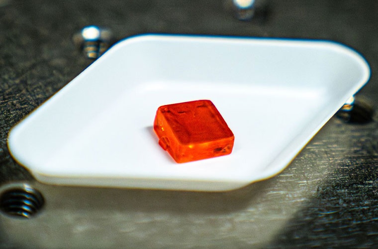 Eine Kristallprobe aus Blei-Halogenid-Perowskit. © ISTA