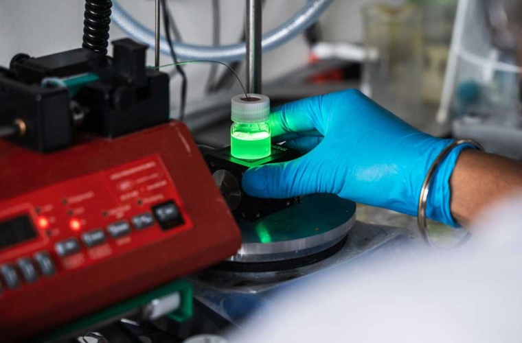 Perowskit-Quantenpunkte kann man vergleichsweise einfach in Lösung herstellen. Ihre weichen Kristallgitter machen sie jedoch empfindlich gegenüber vielen Lösungsmitteln.