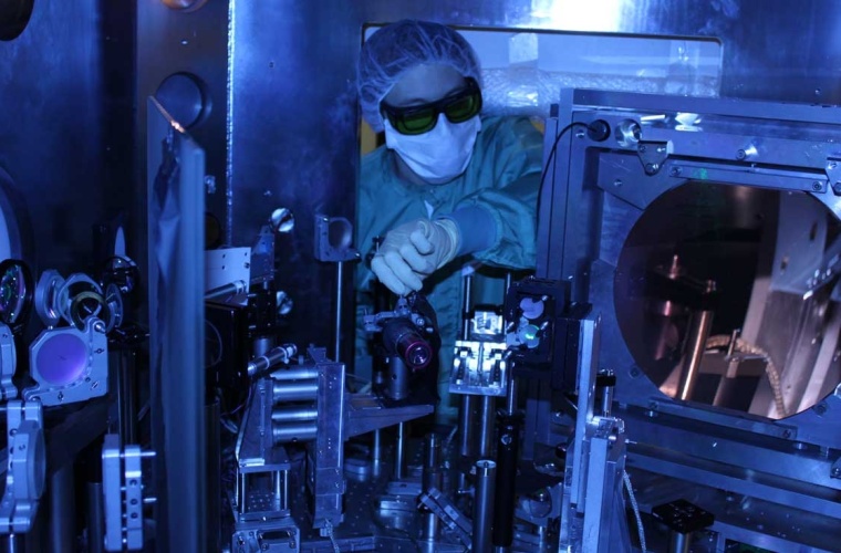Justage der Targetdiagnose-Optik in der Phelix-Vakuumkammer. Rechts im Bild sieht man einen großen Fokussierspiegel für den Petawatt-Laserstrahl des Phelix-Lasers.