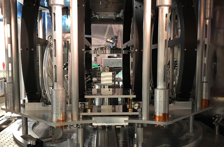 Eine wichtige Komponente des polarisierten Helium-3 Targets sind magnetische Haltefelder, welche durch Säulen mit Permanentmagneten und Helmholtz-Spulen erzeugt werden. Das Foto zeigt sie während des Einbaus in die Phelix-Vakuumkammer.