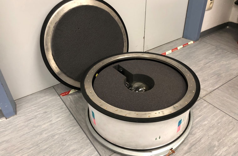 Magnetische Box, mit der das vorpolarisierte Helium-3-Gas vom Forschungszentrum Jülich zur GSI Darmstadt transportiert wurde.
