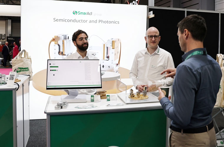 Präsentation am Stand von SmarAct