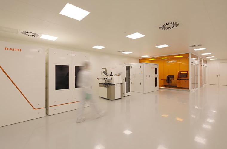 The RAITH Experience Center is equipped with various RAITH systems in the cleanroom