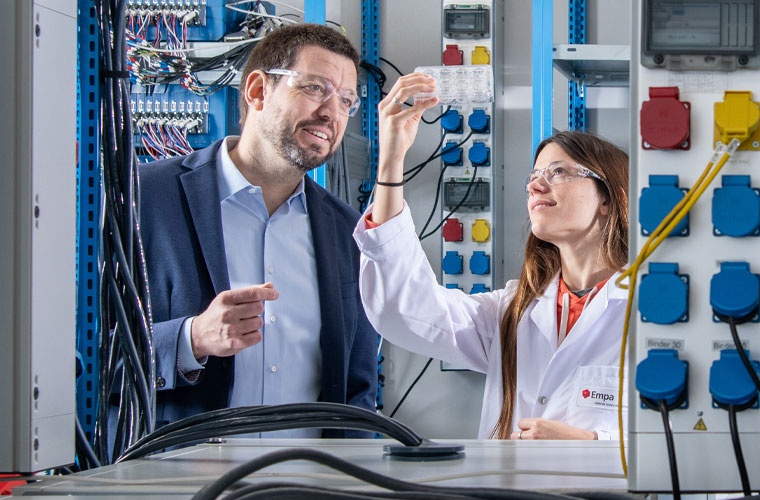Corsin Battaglia (l.) und sein Team nutzen das AiiDAlab zur Charakterisierung...