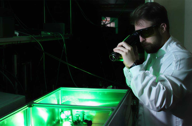 Yannik Zobus prüft die Justage eines PHELIX-Vorverstärkers für spektral inkohärente Pulse, wie sie in LASE-FUSE untersucht werden sollen.