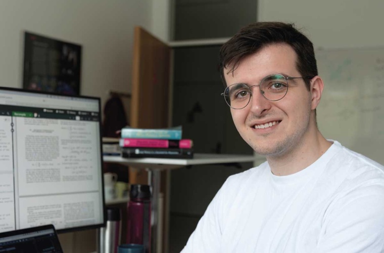 Anton Montag, Doktorand in der Forschungsgruppe Nicht-Hermitesche topologische Phänomene am MPI für die Physik des Lichts