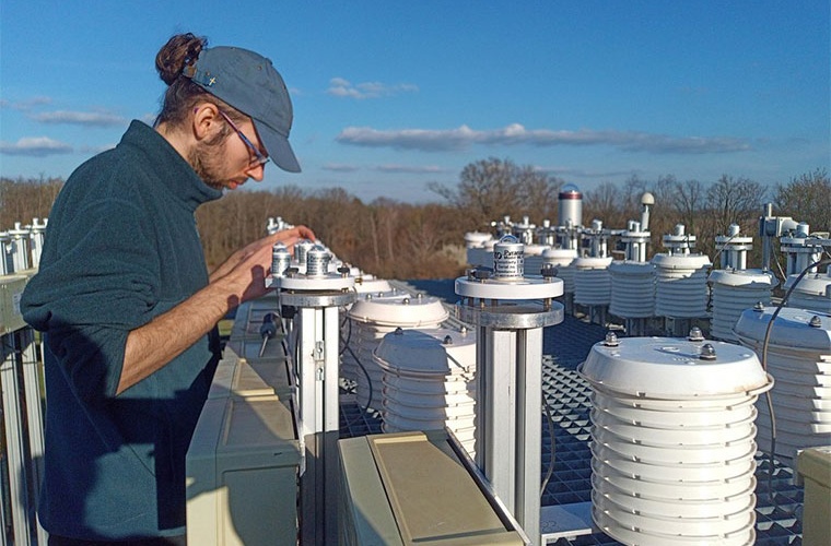 Jan Kolja Wagner vom TROPOS bei der Vorbereitung der 45 Pyranometer. Die kleinen Geräte werden in der Landschaft platziert und messen die solare abwärts gerichtete Strahlungsflussdichte sowie Luftfeuchtigkeit und Temperatur.