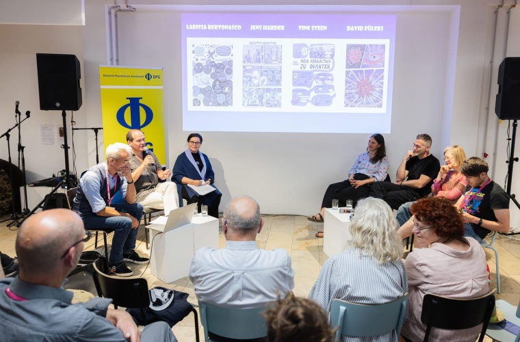 Zur Ausstellung fand eine Podiumsdiskussion „Quanten in Panels“ statt, die...