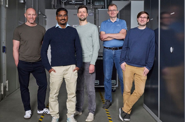 (v. l.): Dr. Sven Beyer (GlobalFoundries), Dr. Nandakishor Yadav, Dr. Franz Müller, Konrad Seidel und Dr. Maximilian Lederer (Fraunhofer IPMS)