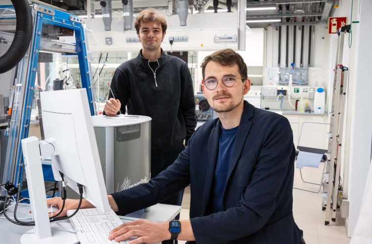 Adrian Mirza (l.) und Dr. Kevin Jablonka haben ein KI-Modell entwickelt, das u.a. NMR-Spektren binnen Minuten auswertet
