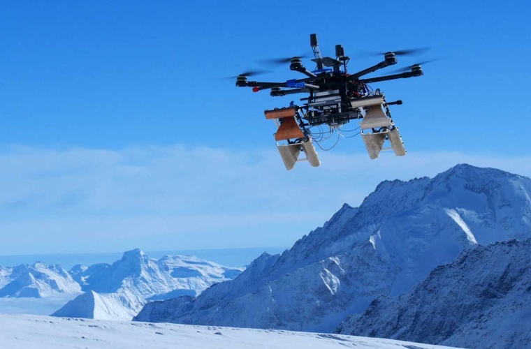 Drohne mit Radarsensoren über verschneiter Berglandschaft