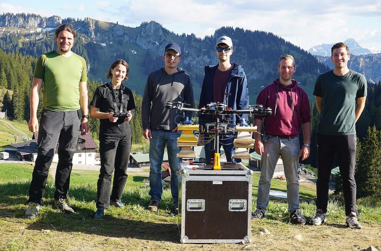 Promovierende des Graduiertenkollegs KoRaTo mit einer speziellen Drohne, für die ein neuartiges Radarsystem entwickelt wurde (Foto: KoRaTo)