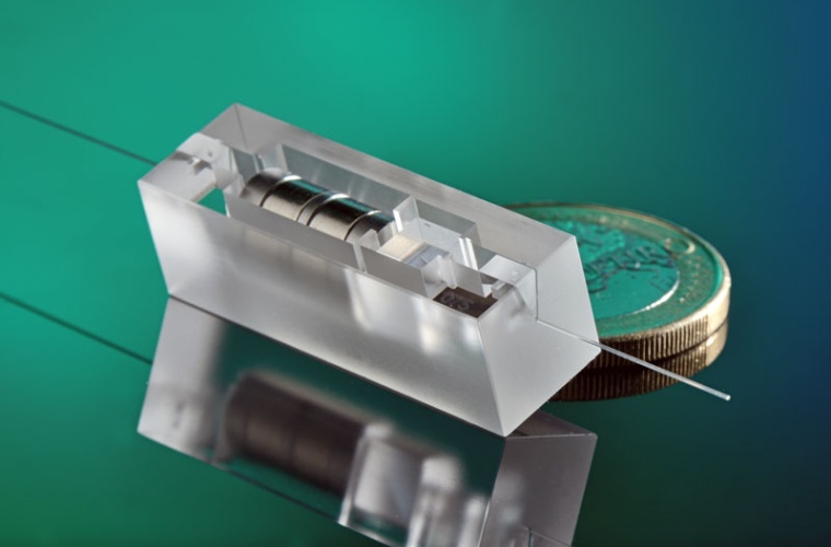 Das im BMFTR-Förderprojekt HiPEQ entwickelte, im SLE-(Selektives Laser-induziertes Ätzen)Prozess gefertigte Packaging-Modul integriert Optiken, Isolator und Strahlteiler auf engstem Bauraum und unterstützt deren µm-genaue Ausrichtung
