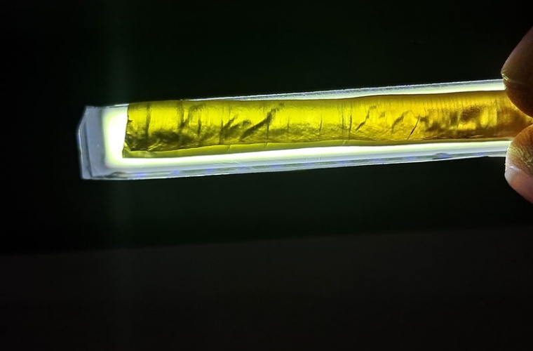 Für neuartige Faraday-Isolatoren bedarf es spezieller Kristalle in der erforderlichen Größe und Qualität. Erstmals überhaupt konnten die Projektpartner des HiPEQ-Konsortiums neuartige mit Lutetiumoxid co-dotiere Terbium-(III)-Oxid-Kristalle züchten