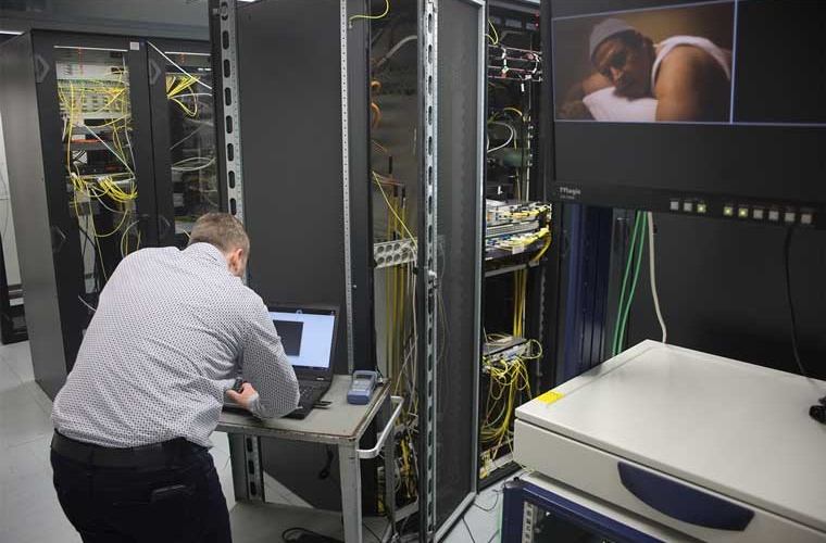 Vodafone Mitarbeiter Michael Puschmann, Senior Experte Solution Engineering für Enterprise-Projekte, überwacht den Quantenkanal und bereitet die Verschlüsselung des Datenkanals vor. Auf dem Bildschirm rechts oben ist der TV-Stream zu sehen, der zwischen den TV-Zentren übertragen wird.