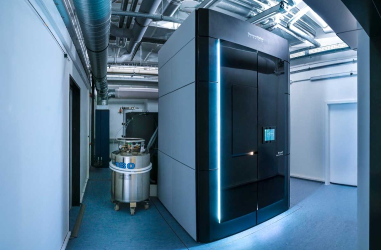 Das neue Kryo-Elektronenmikroskop „Krios 5“ der MLU steht im Biozentrum am Weinberg Campus