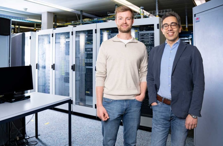 Timo Reents (links) und Giovanni Pizzi haben einer künstlichen Intelligenz beigebracht, fehlende Positionen von Wasserstoffatomen in Kristallstrukturen zu finden