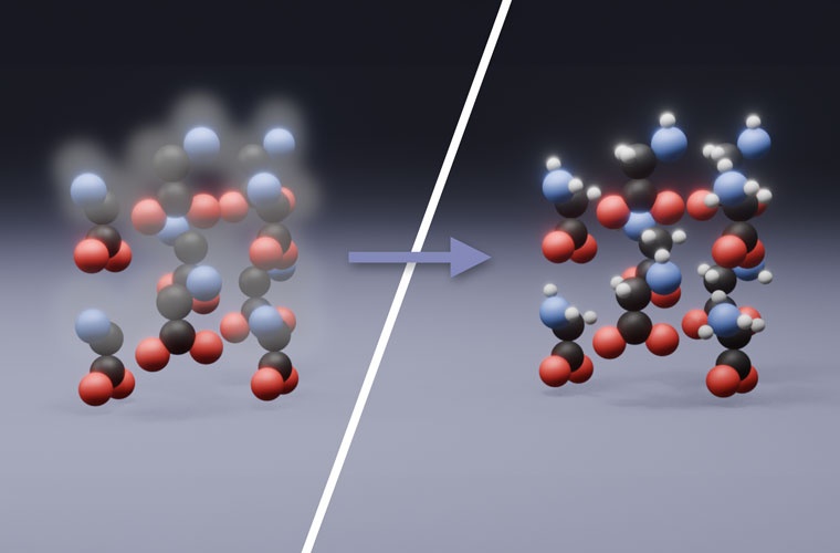 Bei der Inpainting-Methode wird die künstliche Intelligenz darauf trainiert, eine bekannte Kristallstruktur (blaue, schwarze und rote Kugeln) beizubehalten und nur die fehlenden Wasserstoffatome (links verschwommen, rechts als weisse Kugeln) einzufügen.