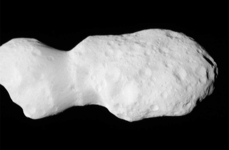 Dieses Bild ist eine Aufnahme der L’LORRI-Kamera auf Lucy mit der höchsten Auflösung und zeigt aus etwa 1000 km Entfernung Merkmale von bis zu 50 m Größe.