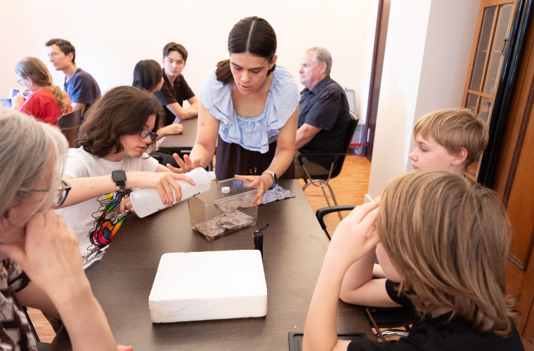 Die physikalischen Workshops lockten zahlreichende Besuchende an.