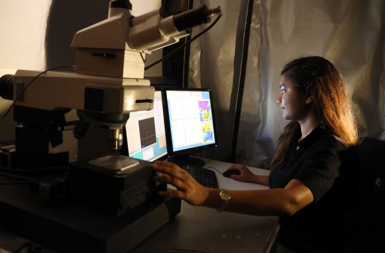 Aradhana Dwivedi führt im Labor am Leibniz-Institut für Photonische Technologien (Leibniz-IPHT) spektroskopische Messungen an den neu entwickelten Sensoroberflächen durch.