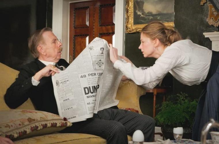 Aus einer Meldung auf der Titelseite der Zeitung, die ihr Vater (Timothy Spall)...