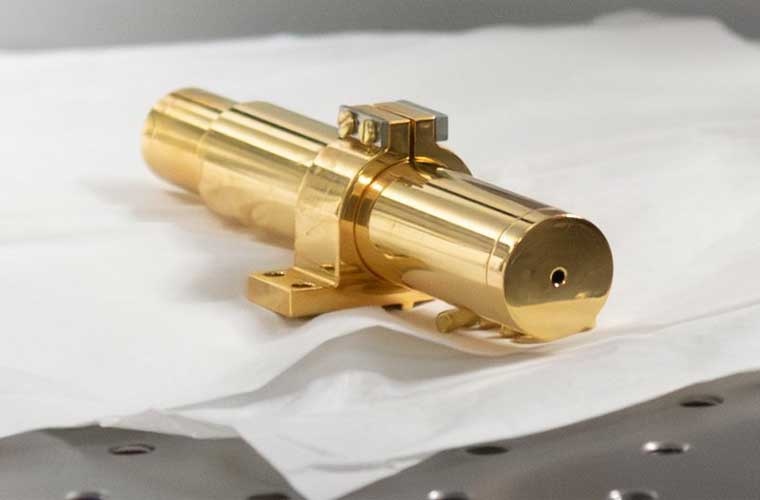 Die Vorrichtung mit einem Mikroofen, mit dem Moleküle auf die saubere Oberfläche eines organischen Kristalls im Kryostaten aufgebracht werden können.