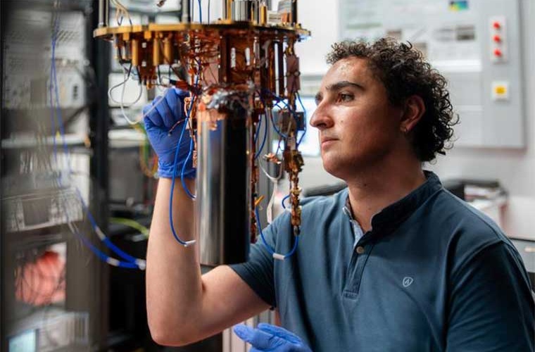 Alejandro Andrés‑Juanes, Doktorand und Erstautor der Studie, im Labor