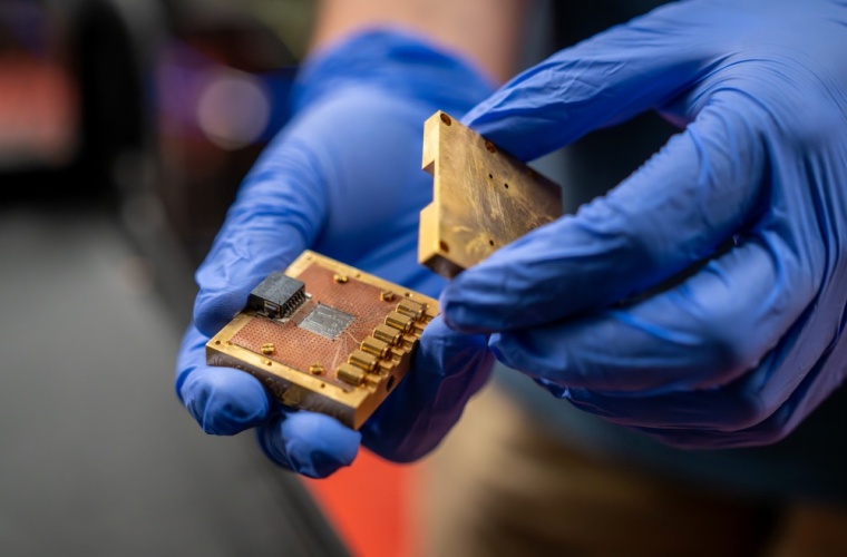 Das Quantenbad‑Setup, in dem ISTA‑Wissenschafter:innen zwei isolierte Qubits vollständig autonom verschränken können – also ohne aktive Steuerung oder Messungen