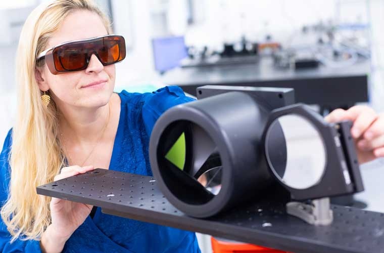 Birgitta Schultze-Bernhardt mit einem Retroreflektor, der bei Außenmessungen verwendet wird. Bildquelle: Wolf – TU Graz