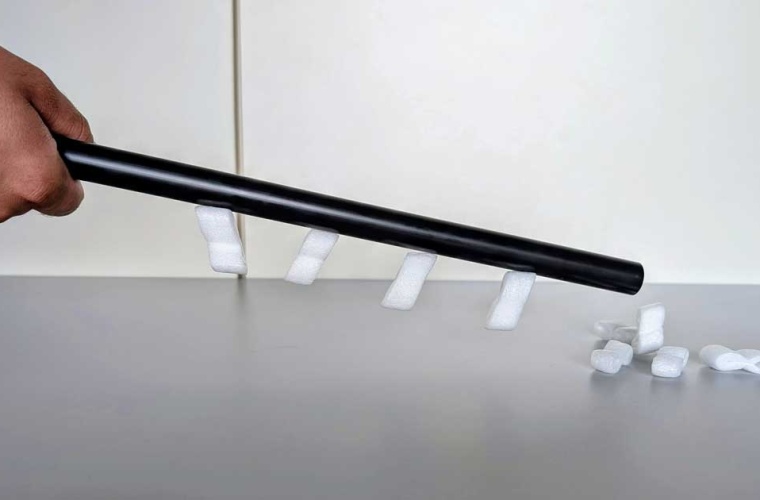 Die gleichen Kräfte, die die HU-Forscher in ihrem quantenphysikalischen Experiment zum Festhalten von Atomen nutzen, wirken auch, wenn Styroporflocken von einem durch Reibung elektrostatisch geladenen Plastikstab angezogen