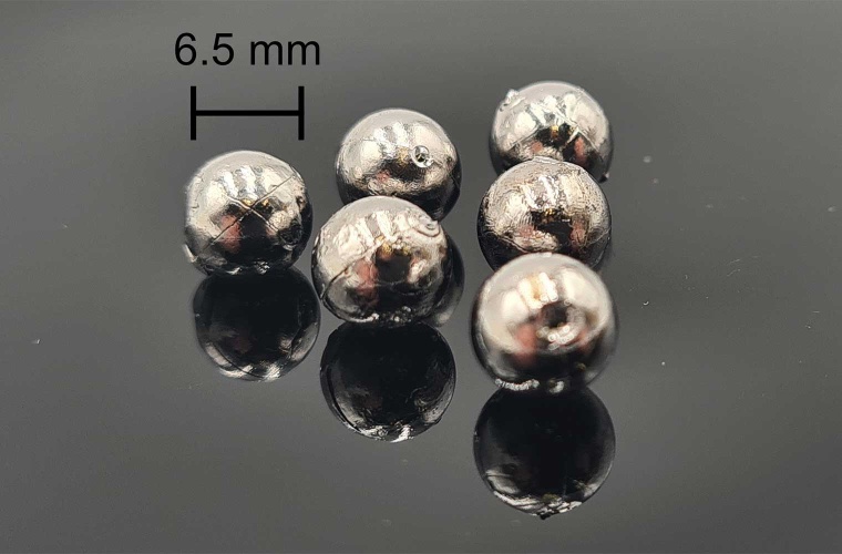 Solche Kügelchen aus metallischem Glas – hier Nickel-Niob-Schwefel – warten bereits auf der ISS. Sie werden ohne Schmelztiegel verflüssigt und als bis zu 1700 Grad heiße, schwebende Tropfen untersucht.
Quelle: Lucas Ruschel
Copyright: Universität des Saarlandes